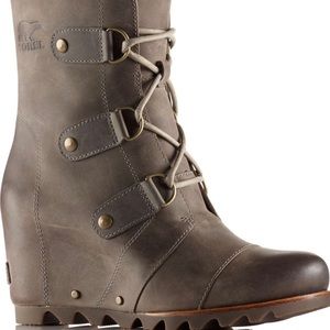 WOMEN’S JOAN OF ARCTIC™ WEDGE MID BOOT